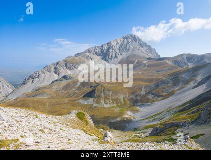 Gran Sasso, Italie - le sommet de montagne de l'Italie centrale, région des Abruzzes, avec des paysages alpinistes et impressionnants. Ici avec le lever du soleil de Corno Grande Banque D'Images