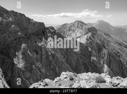 Gran Sasso, Italie - le sommet de montagne de l'Italie centrale, région des Abruzzes, avec des paysages alpinistes et impressionnants. Ici avec le lever du soleil de Corno Grande Banque D'Images