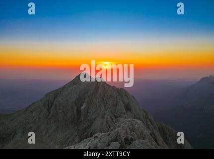 Gran Sasso, Italie - le sommet de montagne de l'Italie centrale, région des Abruzzes, avec des paysages alpinistes et impressionnants. Ici avec le lever du soleil de Corno Grande Banque D'Images