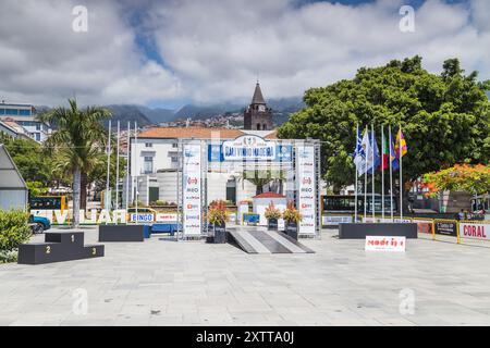 Le point de départ et d'arrivée du Madeira Wine Rally, y compris son podium vu sur le front de mer de Funchal, Portugal, le 3 août 2024. Banque D'Images