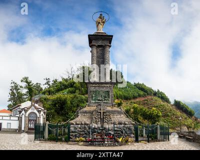 Un panorama multi-image du Sanctuaire de notre-Dame de la paix et Terreiro da Luta qui se trouve au-dessus de Funchal, Madère vu le 5 août 2024. Banque D'Images