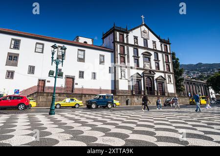 Igreja do Colegio photographié devant la jolie Chafariz da Praca do Municipio, une place pavée au cœur de Funchal, Madère vue le 6 août 202 Banque D'Images