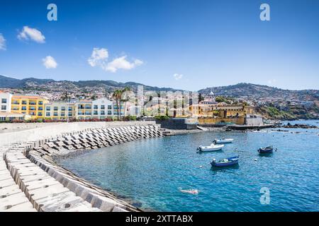 L'ancienne forteresse Sao Tiago photographiée sur la côte de Funchal, Madère vue le 6 août 2024 sous un ciel bleu clair. Banque D'Images