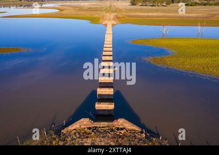 Vue aérienne de piliers de viaduc de chemin de fer disued traversant un réservoir de séchage à Joyces Creek dans le centre de Victoria, Australie Banque D'Images