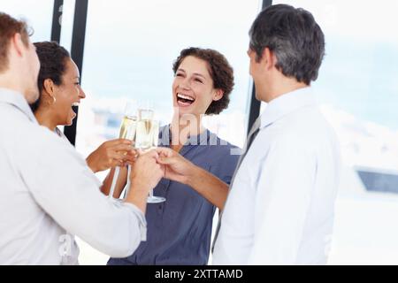 Affaires, les gens et les acclamations avec des verres de champagne dans le bureau pour le succès, la célébration et la réalisation. Employés, partenaires et enthousiastes ou satisfaits Banque D'Images