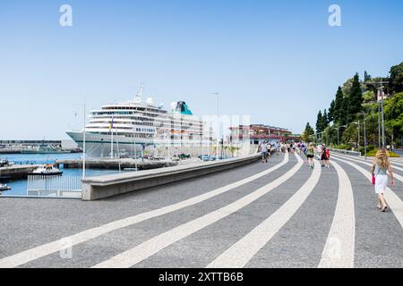 MS Amera (anciennement Royal Viking Sun, Seabourn Sun et Prinsendam) est un navire de croisière exploité par Phoenix Reisen photographié dans le port de Funchal, Madère Banque D'Images