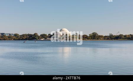 Washington DC, États-Unis - 10 octobre 2022 : le Jefferson Memorial est magnifiquement reflété dans les eaux calmes. Banque D'Images