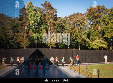 Washington DC, États-Unis - 10 octobre 2022 : les gens au Mémorial de guerre du Vietnam à Washington DC Banque D'Images