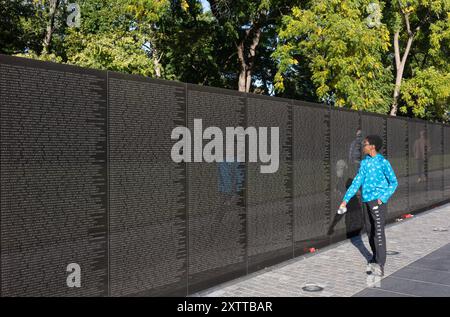 Washington DC, États-Unis - 10 octobre 2022 : les gens au Mémorial de guerre du Vietnam à Washington DC Banque D'Images