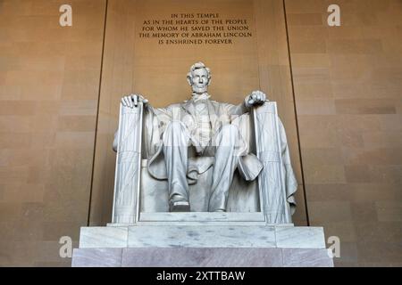 Washington DC, États-Unis - 10 octobre 2022 : le Lincoln Memorial, un hommage solennel au 16e président des États-Unis. Une statue colossale de marbre de Lincoln est assise Banque D'Images