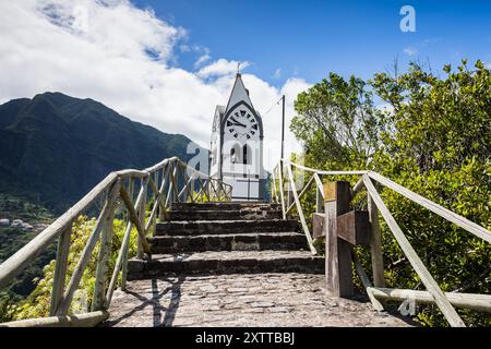 Des marches mènent à la Capelinha de Nossa Senhora de Fatima qui se dresse sur une colline surplombant Sao Vicente à Madère vu le 10 août 2024. Banque D'Images