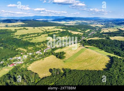 Vue sur la campagne depuis le drone près du village de Stara Tura, Slovaquie Banque D'Images