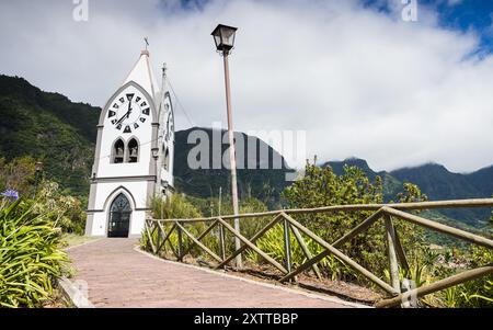 Le beautfiul et la chapelle mince de Nossa Senhora de Fatima photographié au-dessus du village de Sao Vicente, Madère vu le 10 août 2024. Banque D'Images