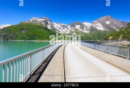 Réservoirs d'eau de Kaprun, barrage de Kaprun, Autriche. Superbe lac pittoresque turquoise, réservoir alpin, entouré par les montagnes vertes des Alpes, ciel bleu, Banque D'Images