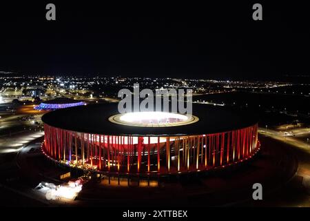 Brazilia. 15 août 2024. Une photo de drone prise le 15 août 2024 montre le stade national Mane Garrincha illuminé en rouge pour célébrer le 50e anniversaire de l’établissement des relations diplomatiques entre la Chine et le Brésil à Brazilia, Brésil. Crédit : Lucio Tavora/Xinhua/Alamy Live News Banque D'Images