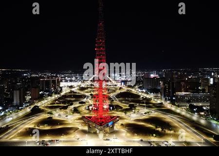 Brazilia. 15 août 2024. Une photo de drone prise le 15 août 2024 montre la tour de télévision de Brasilia illuminée en rouge pour célébrer le 50e anniversaire de l'établissement des relations diplomatiques entre la Chine et le Brésil à Brazilia, Brésil. Crédit : Lucio Tavora/Xinhua/Alamy Live News Banque D'Images