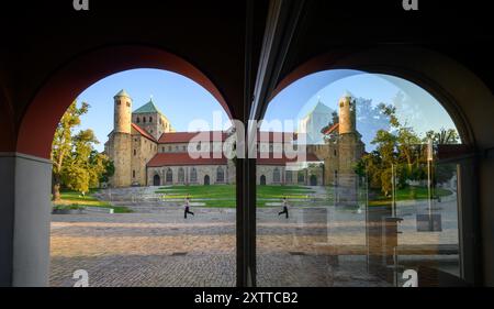 Hildesheim, Allemagne. 16 août 2024. L'église de Michael est reflétée dans une vitre. Crédit : Julian Stratenschulte/dpa/Alamy Live News Banque D'Images