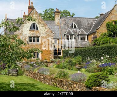 Lits paysagers et bordures dans coton Manor House et jardins en été, Northamptonshire, Angleterre, Royaume-Uni Banque D'Images