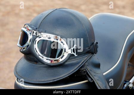 détail gros plan de casque de lunettes de moto vintage et selle en cuir Banque D'Images