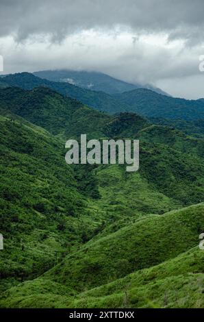 vue sur la montagne verte dans la journée nuageuse Banque D'Images