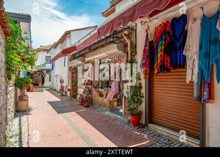 Kusadasi, Aydin, Turquie - 4 juillet 2024 : boutiques de souvenirs dans des maisons historiques dans les rues de Kuşadası Banque D'Images