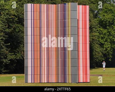 Installation artistique de Gerhard Richter, Strip-Tower, à Hyde Park, Londres. Le Royaume-Uni connaîtra des sommets de 25 °C ce week-end alors que les températures se stabilisent après une semaine qui a connu le jour le plus chaud de l'année jusqu'à présent. Date de la photo : vendredi 16 août 2024. Banque D'Images