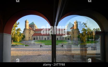 Hildesheim, Allemagne. 16 août 2024. L'église de Michael est reflétée dans une vitre. Crédit : Julian Stratenschulte/dpa/Alamy Live News Banque D'Images