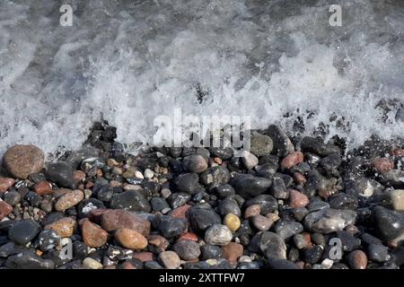 15.08.2024 Wellen spülen Steine an den Strand des Fischerdorfes Vitt auf der vorpommerschen Insel Rügen im Landkreis Vorpommern-Rügen in Mecklenburg-Vorpommern. DAS unter Denkmalschutz stehende dorf ist sehr gut erhalten und erfreut sich eines stetigen Besucherstroms. KAP Arkona Ostsee Mecklenburg-Vorpommern Deutschland *** 15 08 2024 vagues lavent des pierres sur la plage du village de pêcheurs de Vitt sur l'île de Rügen dans le district de Vorpommern Rügen en Mecklenburg-Vorpommern le village classé est très bien conservé et bénéficie d'un flux régulier de visiteurs Cap Arkona mer Baltique Mecklenbur Banque D'Images