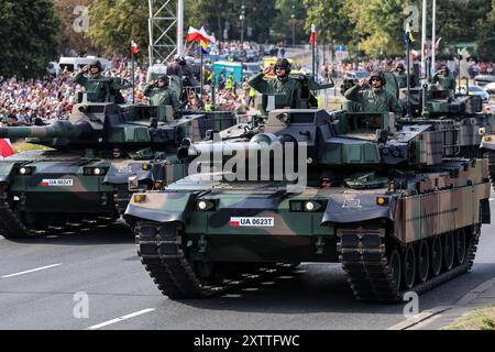 Varsovie, Pologne. 15 août 2024. Des militaires polonais présentent des chars K2 Black Panther sur Wislostrada, dans le centre de Varsovie, la capitale de la Pologne, lors d'un défilé militaire le jour de l'armée polonaise. Le défilé présente plus de 200 unités militaires de l'armée polonaise. Le président polonais Andrzej Duda, le premier ministre Donald Tusk et de nombreux autres politiciens polonais assistent à la parade. (Photo de Dominika Zarzycka/SOPA images/Sipa USA) crédit : Sipa USA/Alamy Live News Banque D'Images