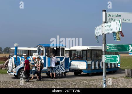 15.08.2024 Eine Bimmelbahn fährt Touristen nach Vitt, einem Fischerdorf auf der vorpommerschen Insel Rügen im Landkreis Vorpommern-Rügen in Mecklenburg-Vorpommern. DAS Dorf gehört zur Gemeinde Putgarten. DAS unter Denkmalschutz stehende dorf ist sehr gut erhalten und erfreut sich eines stetigen Besucherstroms. KAP Arkona Ostsee Mecklenburg-Vorpommern Deutschland *** 15 08 2024 Un train touristique emmène les touristes à Vitt, un village de pêcheurs sur l'île de Rügen dans le district de Vorpommern Rügen en Mecklembourg-Vorpommern le village appartient à la municipalité de Putgarten le village classé est ve Banque D'Images