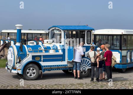 15.08.2024 Eine Bimmelbahn fährt Touristen nach Vitt, einem Fischerdorf auf der vorpommerschen Insel Rügen im Landkreis Vorpommern-Rügen in Mecklenburg-Vorpommern. DAS Dorf gehört zur Gemeinde Putgarten. DAS unter Denkmalschutz stehende dorf ist sehr gut erhalten und erfreut sich eines stetigen Besucherstroms. KAP Arkona Ostsee Mecklenburg-Vorpommern Deutschland *** 15 08 2024 Un train touristique emmène les touristes à Vitt, un village de pêcheurs sur l'île de Rügen dans le district de Vorpommern Rügen en Mecklembourg-Vorpommern le village appartient à la municipalité de Putgarten le village classé est ve Banque D'Images