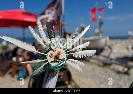 15.08.2024 Blick auf ein aus Federn gebasteletes Windspiel am Strand in Vitt, einem Fischerdorf auf der vorpommerschen Insel Rügen im Landkreis Vorpommern-Rügen in Mecklenburg-Vorpommern. DAS Dorf gehört zur Gemeinde Putgarten. DAS unter Denkmalschutz stehende dorf ist sehr gut erhalten und erfreut sich eines stetigen Besucherstroms. KAP Arkona Ostsee Mecklenburg-Vorpommern Deutschland *** 15 08 2024 vue d'un carillon de vent fait de plumes sur la plage de Vitt, un village de pêcheurs sur l'île de Rügen dans le district de Vorpommern Rügen dans le Mecklenburg-Vorpommern le village appartient au muni Banque D'Images