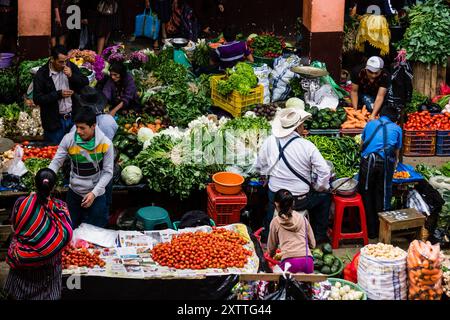 Marché couvert de Santo Tomas, marché du centre historique, Chichicastenango, municipalité du département d'El Quiché, Guatemala, Amérique centrale Banque D'Images