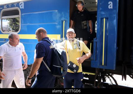 Non exclusif : KIEV, UKRAINE - 14 AOÛT 2024 - les lutteurs ukrainiens de freestyle Murazi Mchedlidze et Oleksandr Khotsianivskyi (d à G, milieu) sortent Banque D'Images