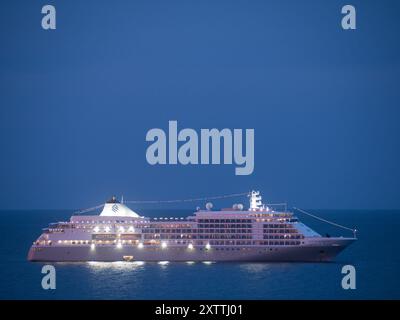 Bateau de croisière Silver Whisper avec lumières ancré à Penneshaw, Kangaroo Island, Australie en début de soirée. Banque D'Images