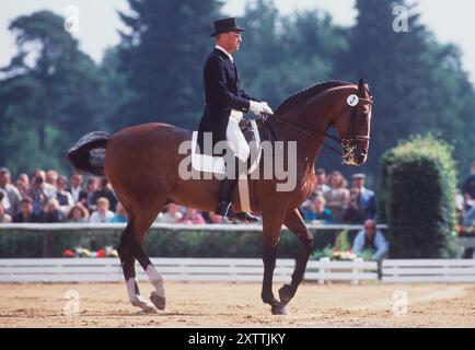 PHOTO D'ARCHIVE : il y a 25 ans, le 17 août 1999, Reiner KLIMKE est décédé, SN 04KlimkeSP.jpg Riding/dressage Dr Reiner KLIMKE, Allemagne, action sur 'Ahlerich', format paysage. ? Banque D'Images