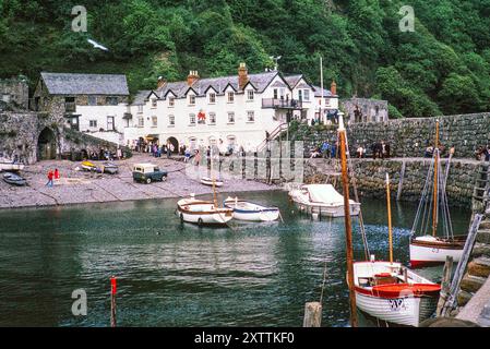 Red Lion Hotel and Harbour, Clovelly, nord du Devon, Angleterre, Royaume-Uni 1974 Banque D'Images