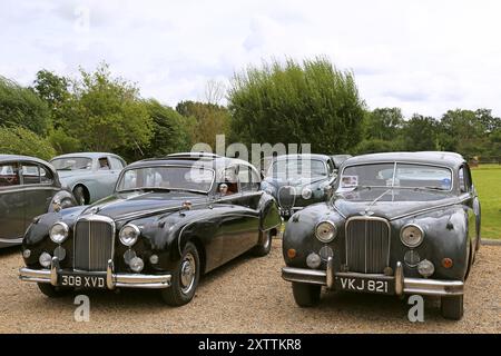 Jaguar MkIX 3,8 (1959) et MkVII M 3,4 (1955), Mike Hawthorm Museum (Collection privée), Angleterre, Grande-Bretagne, Royaume-Uni, Royaume-Uni, Royaume-Uni, Europe Banque D'Images