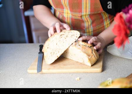 Pain au levain tranché avec chapelure aérée. Banque D'Images