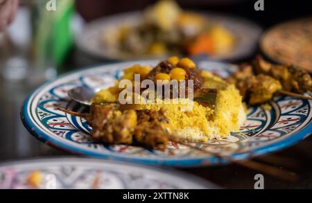 Un repas traditionnel marocain avec couscous Banque D'Images