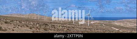 Éoliennes dans un désert de sable au bord de la mer - panorama de parc éolien près de Costa Calma Banque D'Images