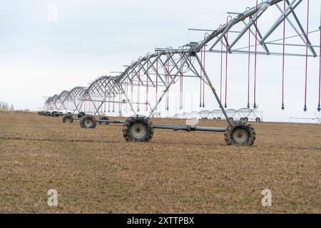 Grand pivot pour arroser les champs agricoles Banque D'Images