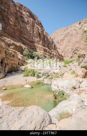 Gorge et rivière de Wadi Ash Shab dans le Sultanat touristique d'Oman, vue verticale Banque D'Images