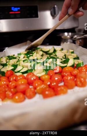 Gros plan de légumes rôtis sur une plaque de cuisson doublée de parchemin Banque D'Images