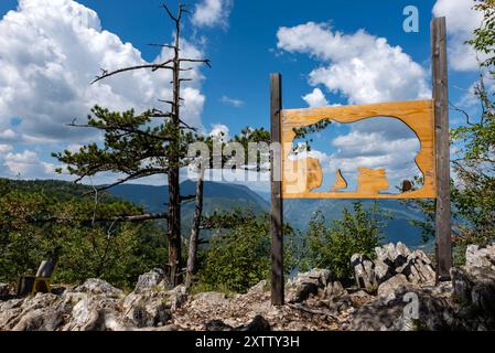 Point de vue Banjska stena avec panneau d'ours en bois dans le parc national de Tara en Serbie. Station touristique populaire. Banque D'Images