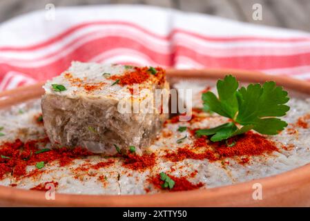 Pihtije - plat traditionnel serbe, aspique avec viande de porc dans un bol. Mise au point sélective. Banque D'Images