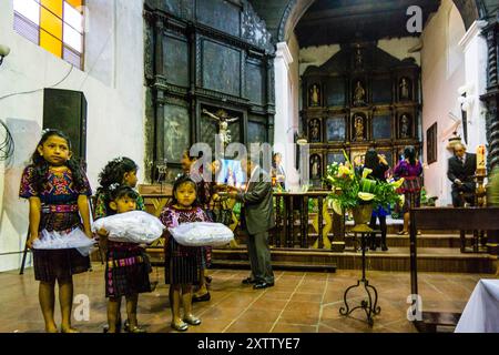 Mariage dans l'église de Santo Tomás, Chichicastenango, municipalité du département d'El Quiché, Guatemala, Amérique centrale Banque D'Images