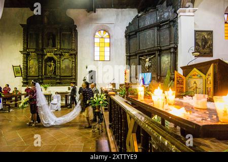 Mariage dans l'église de Santo Tomás, Chichicastenango, municipalité du département d'El Quiché, Guatemala, Amérique centrale Banque D'Images