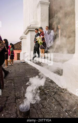 Mariage dans l'église de Santo Tomás, Chichicastenango, municipalité du département d'El Quiché, Guatemala, Amérique centrale Banque D'Images