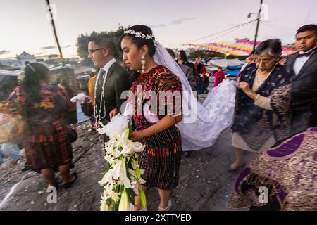 Mariage dans l'église de Santo Tomás, Chichicastenango, municipalité du département d'El Quiché, Guatemala, Amérique centrale Banque D'Images